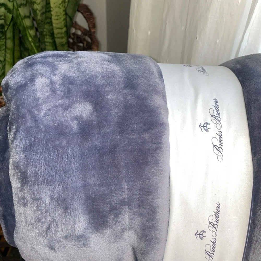 🎉HP🎉~BROOKS BROTHERS King Luxe Plush Blanket 🛏️ NWT! Slate blue color - Picture 13 of 13